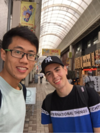 鄭司科同學（左）和Jesus EGUREN MARCO先生（右）在東京觀光。Jesus是西班牙人，曾是書院的交換生，也是鄭同學的前室友。